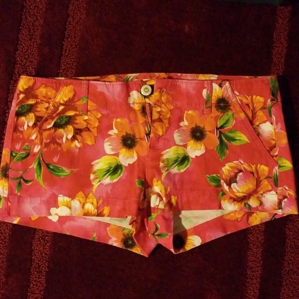 These striking tropical jean shorts